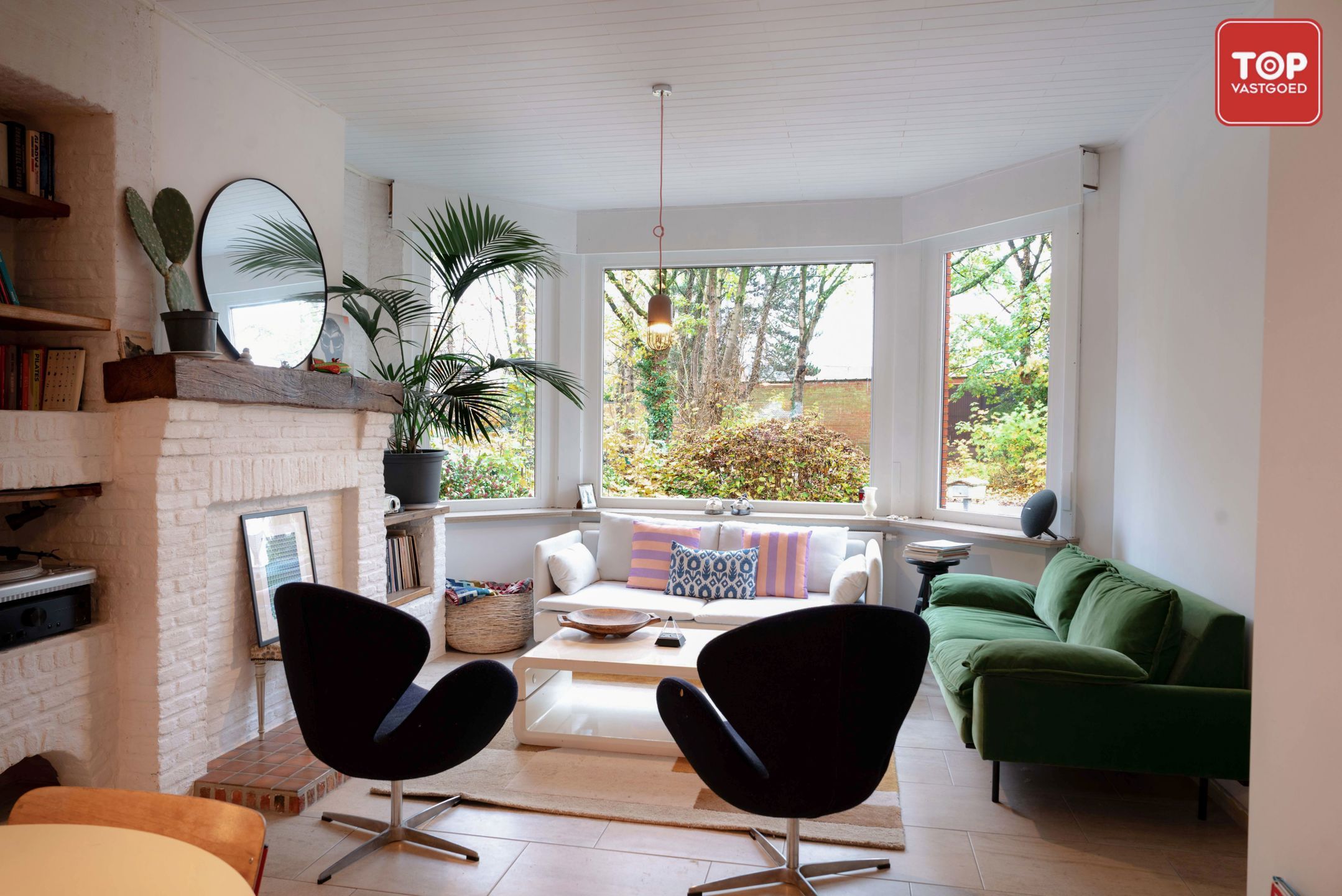 Hoofdfoto van de publicatie: Woning met mooie tuin en ingang via de achtergelegen garage. 