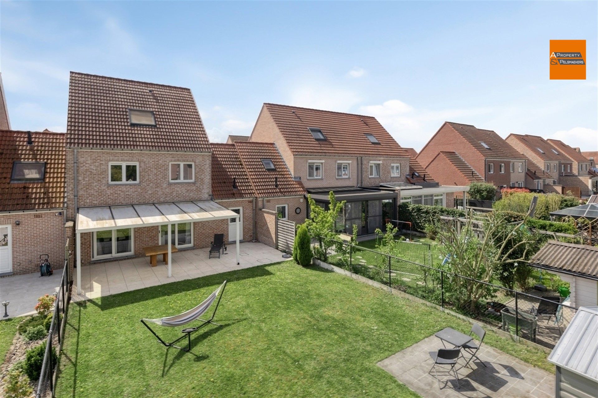 Ruime gezinswoning met 4 à 5 slaapkamers in rustige woonwijk foto {{pictureIndex}}