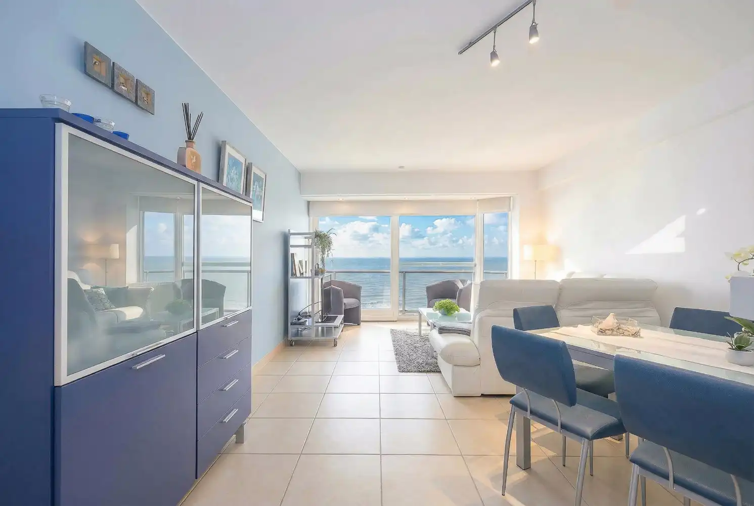 Luxe appartement op de zeedijk met panoramisch zeezicht en zuidgericht terras foto 6