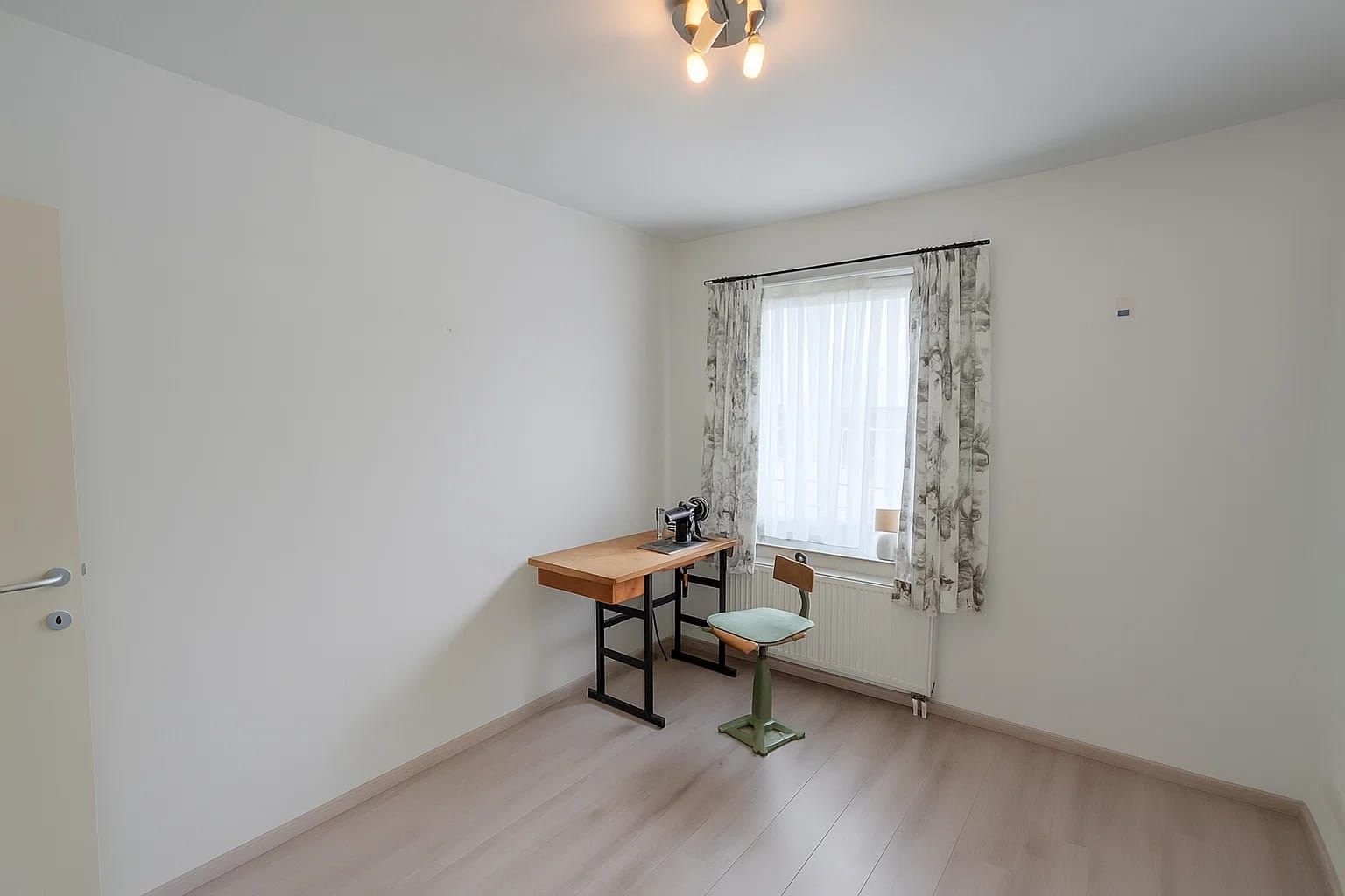 INSTAPKLAAR APPARTEMENT MET 2 SLPKS | 2 TERRASSEN EN STAANPLAATS IN HARTJE KNESSELARE foto 8