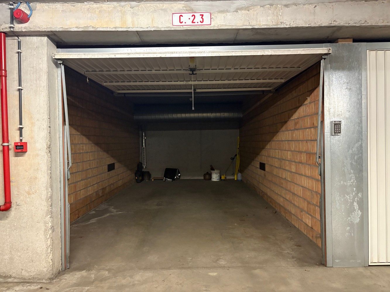 Grote afgesloten garagebox centrum Gent. foto 3
