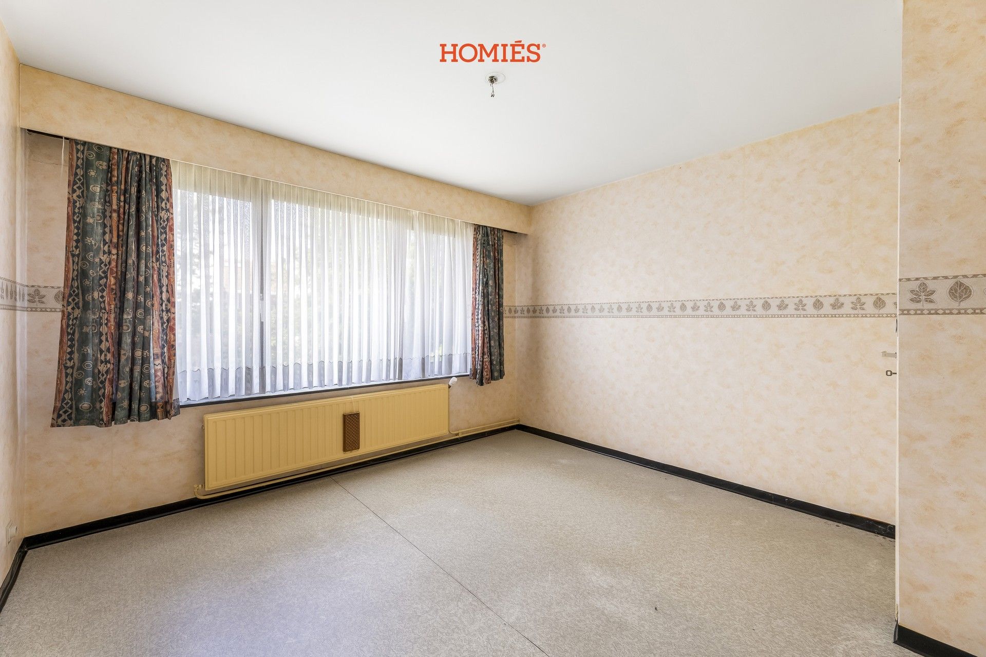 Te renoveren woning met veel potentieel foto 12