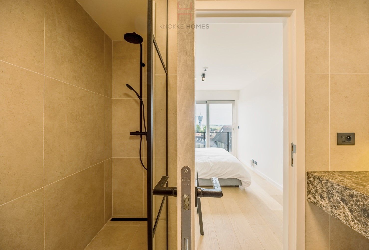 Luxueus gerenoveerd vakantie-appartement op de zeedijk aan het Albertstrand foto 16