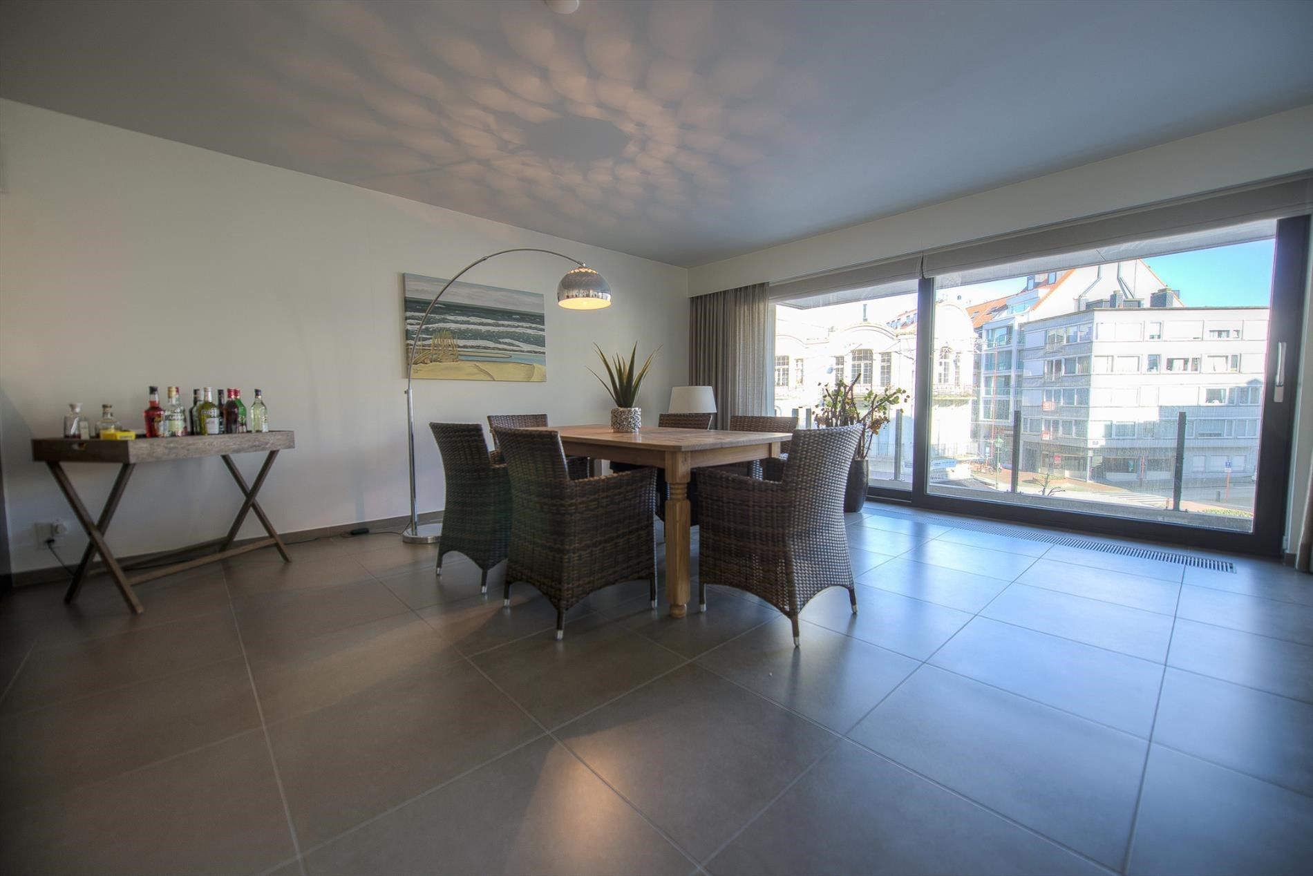 Modern en zeer ruim  appartement ( gevel v. 10 M) op de Lippenslaan. Parking mog. in het gebouw. foto 8