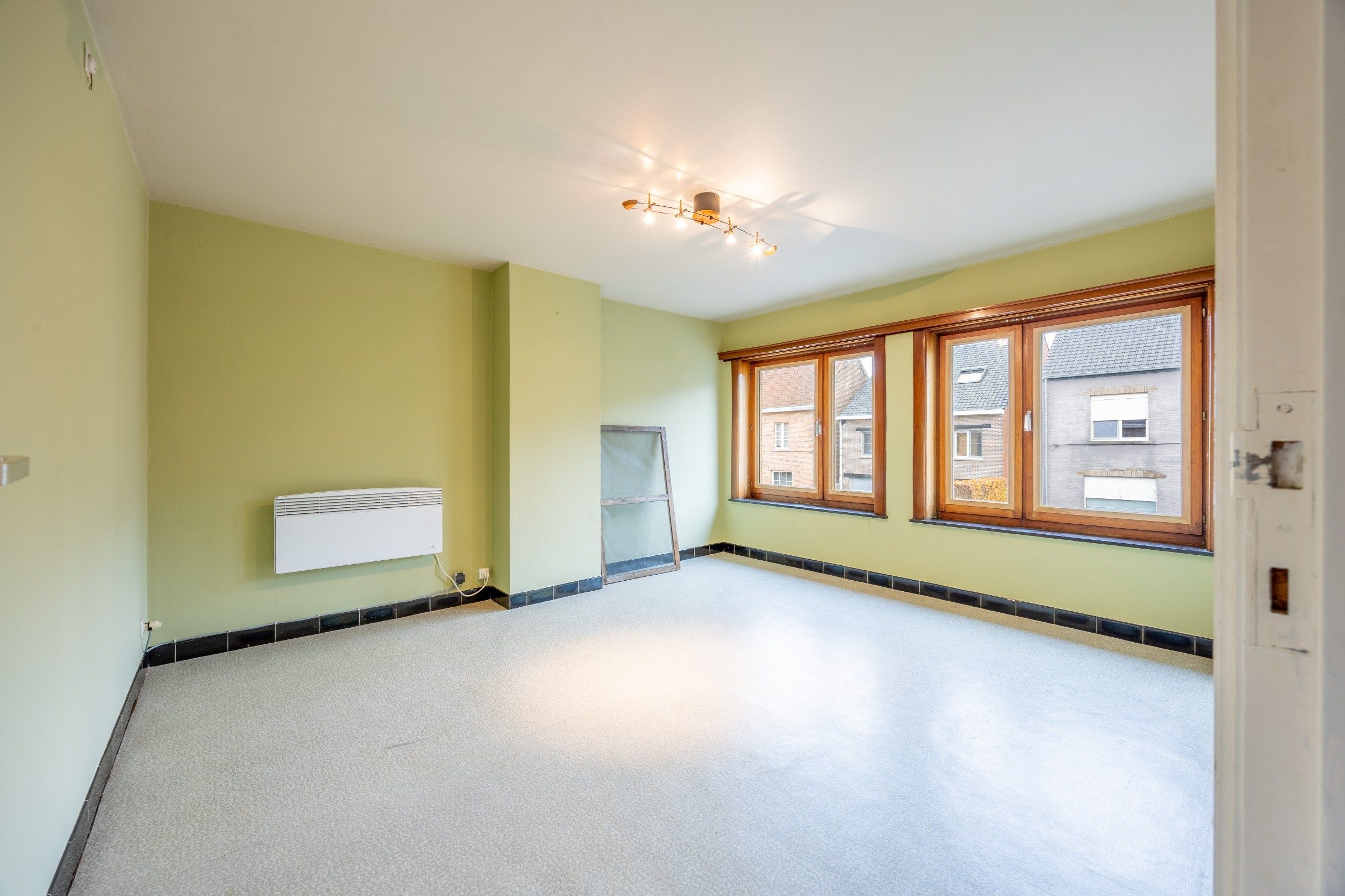 Ruime, karaktervolle woning met magazijn in hartje Kruishoutem foto 8