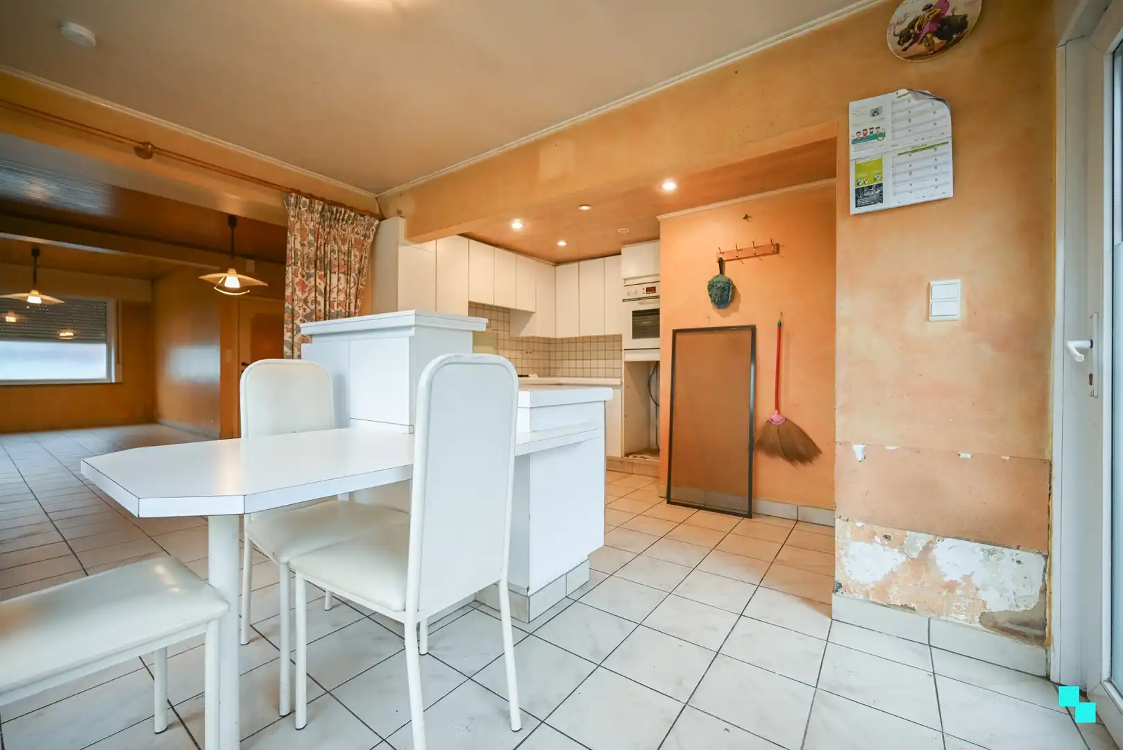 Halfopen bebouwing met garage nabij centrum Izegem foto 14