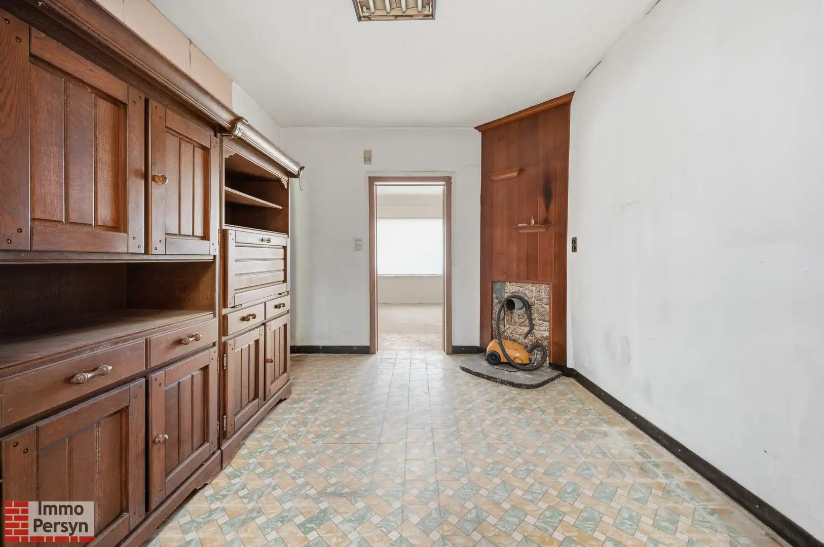 Te renoveren woning met zuidtuin en achteringang met garages foto 5