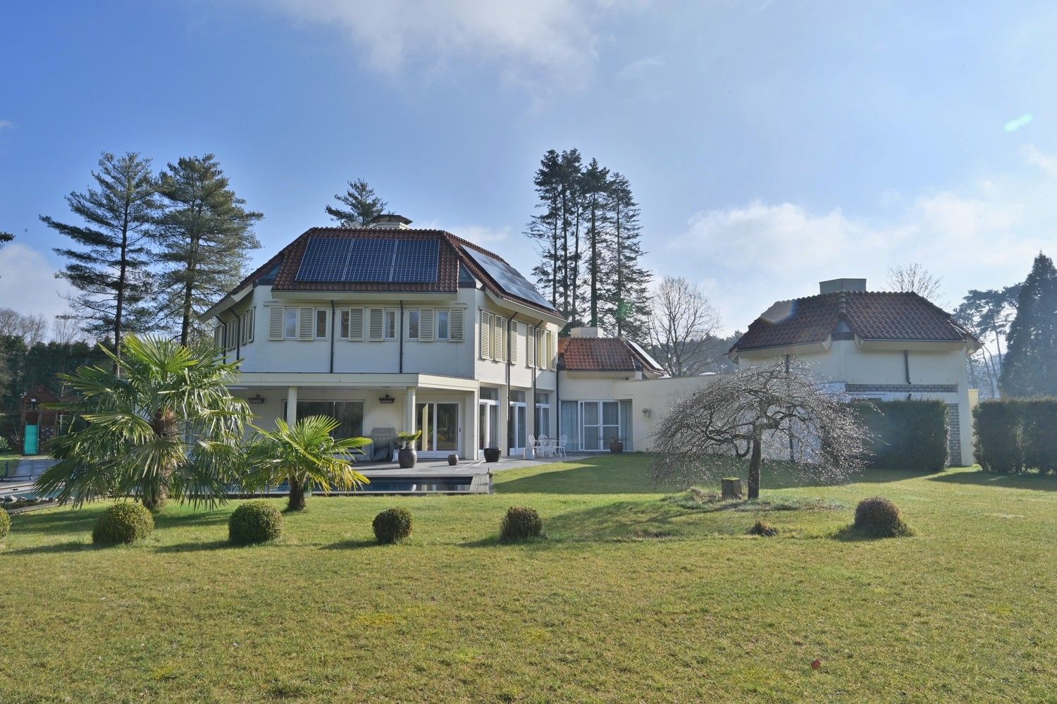 Villa met een uniek, eigentijds ontwerp, fraai gelegen op een perceel van 45a (4.500 m²) in een van de mooiste lanen van Lanaken in villawijk Goudkust te Neerharen foto 26