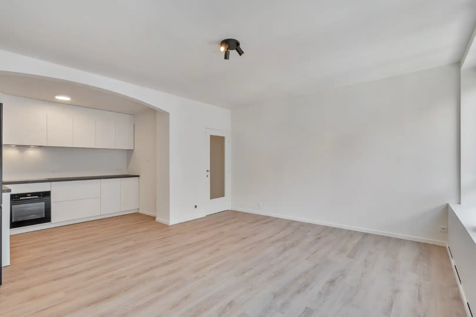 Stijlvol gerenoveerd appartement met moderne uitstraling in het centrum van Maaseik!  foto 11