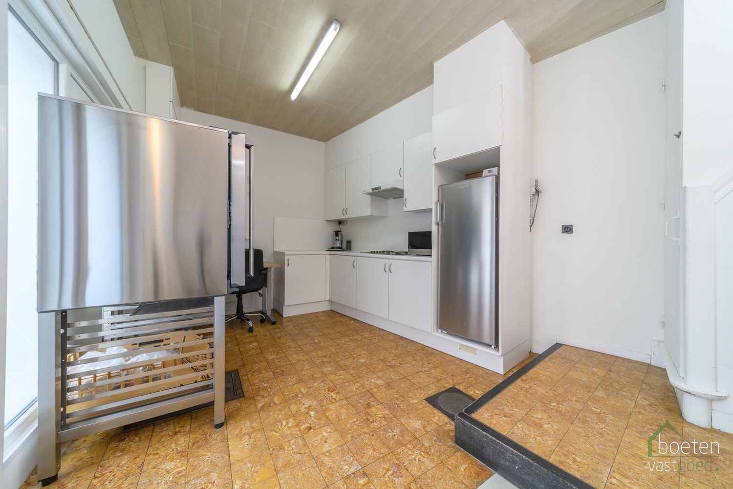 VEURNE: Verkoop van de gekende zaak bakkerij Petit Paris, bestaande uit een gerenoveerde handelsruimte met eveneens (grotendeels) gerenoveerd woongedeelte. foto 10