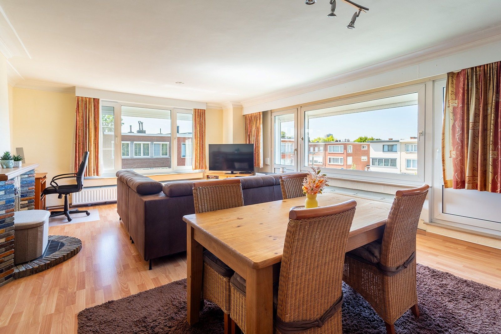 Instapklaar hoekappartement met veel lichtinval op een rustig pleintje foto {{pictureIndex}}