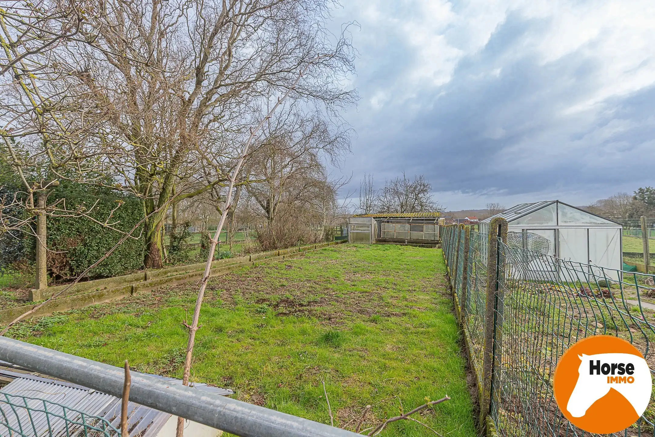 ROZEBEKE - Karakteristieke burgerwoning met loods foto 24