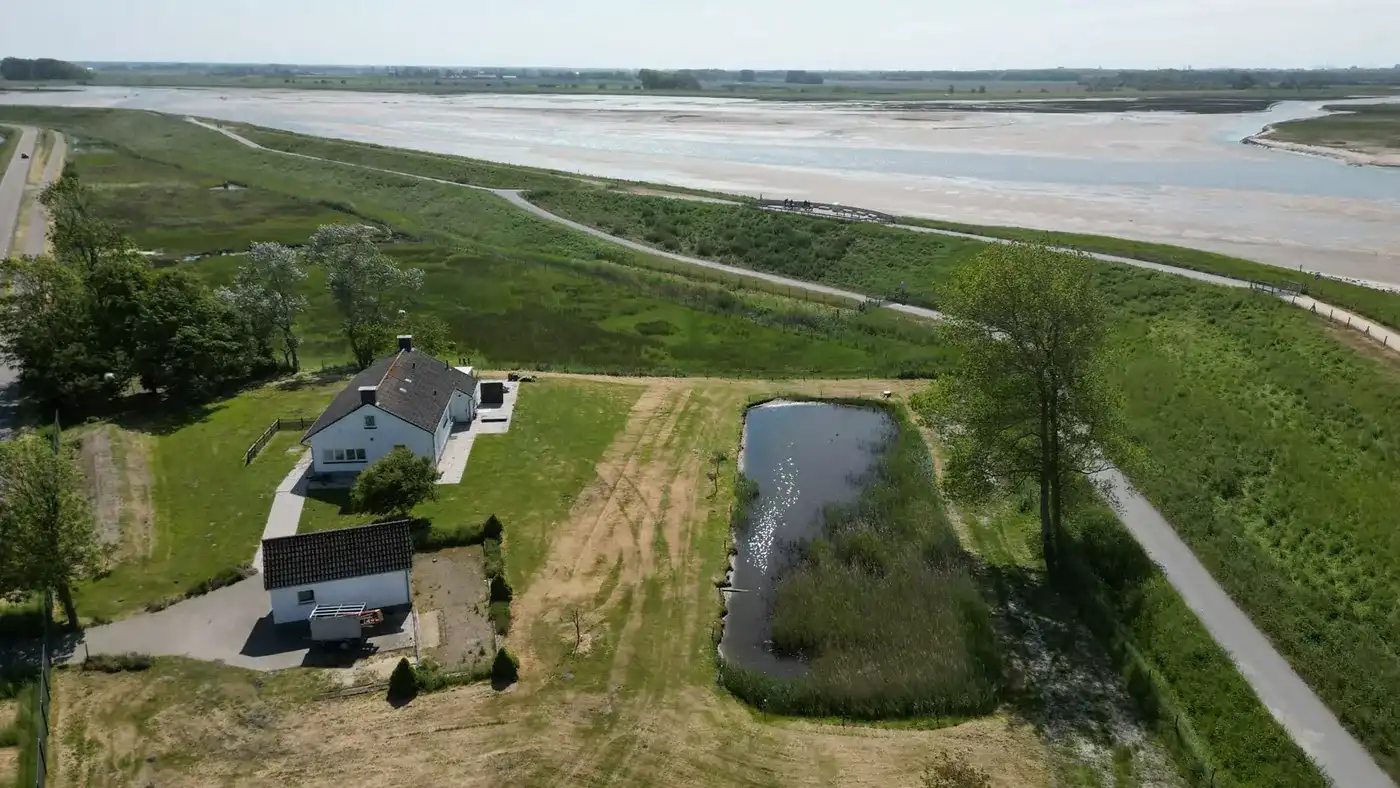 Perceel van 4940m² met uitzonderlijk vergund plan van een strakke moderne woning in een open omgeving te midden de natuur.  foto 14
