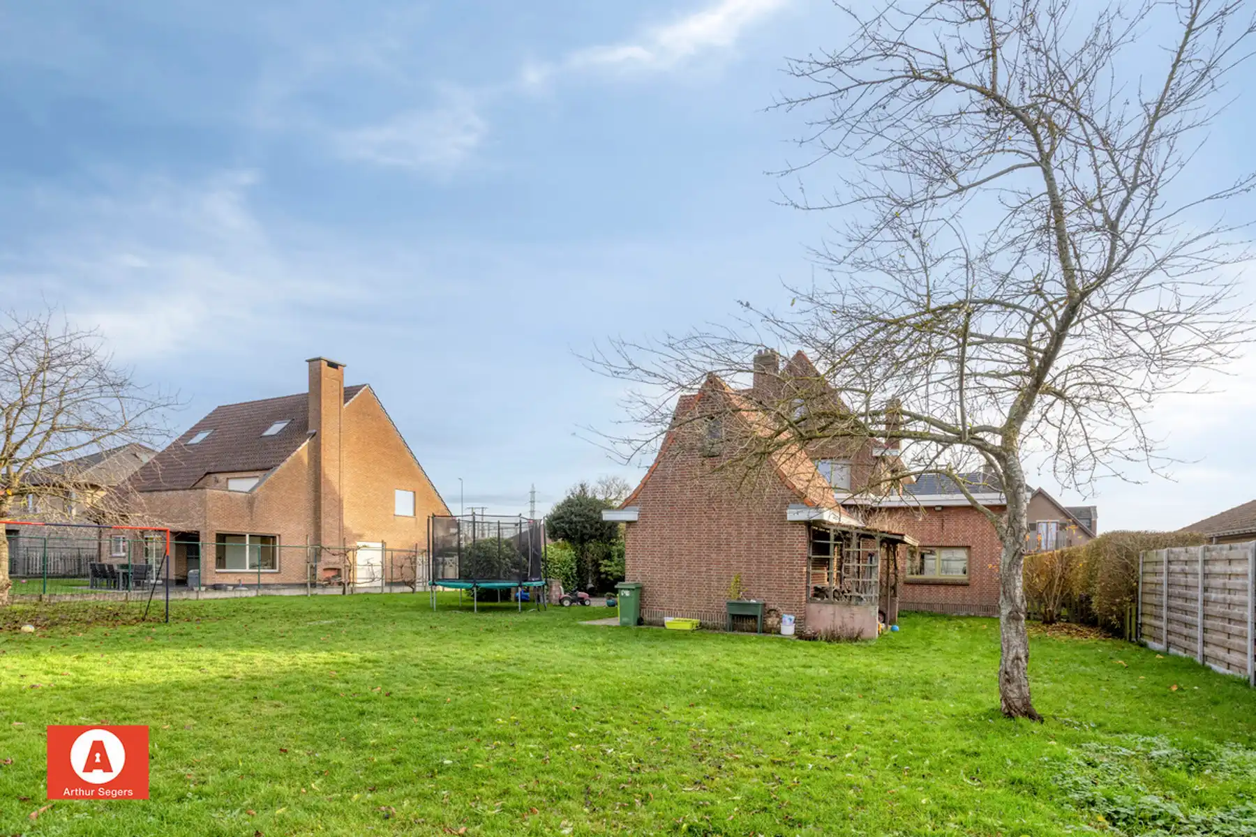 Karaktervolle open bebouwing met 5 slaapkamers en bureau foto 2