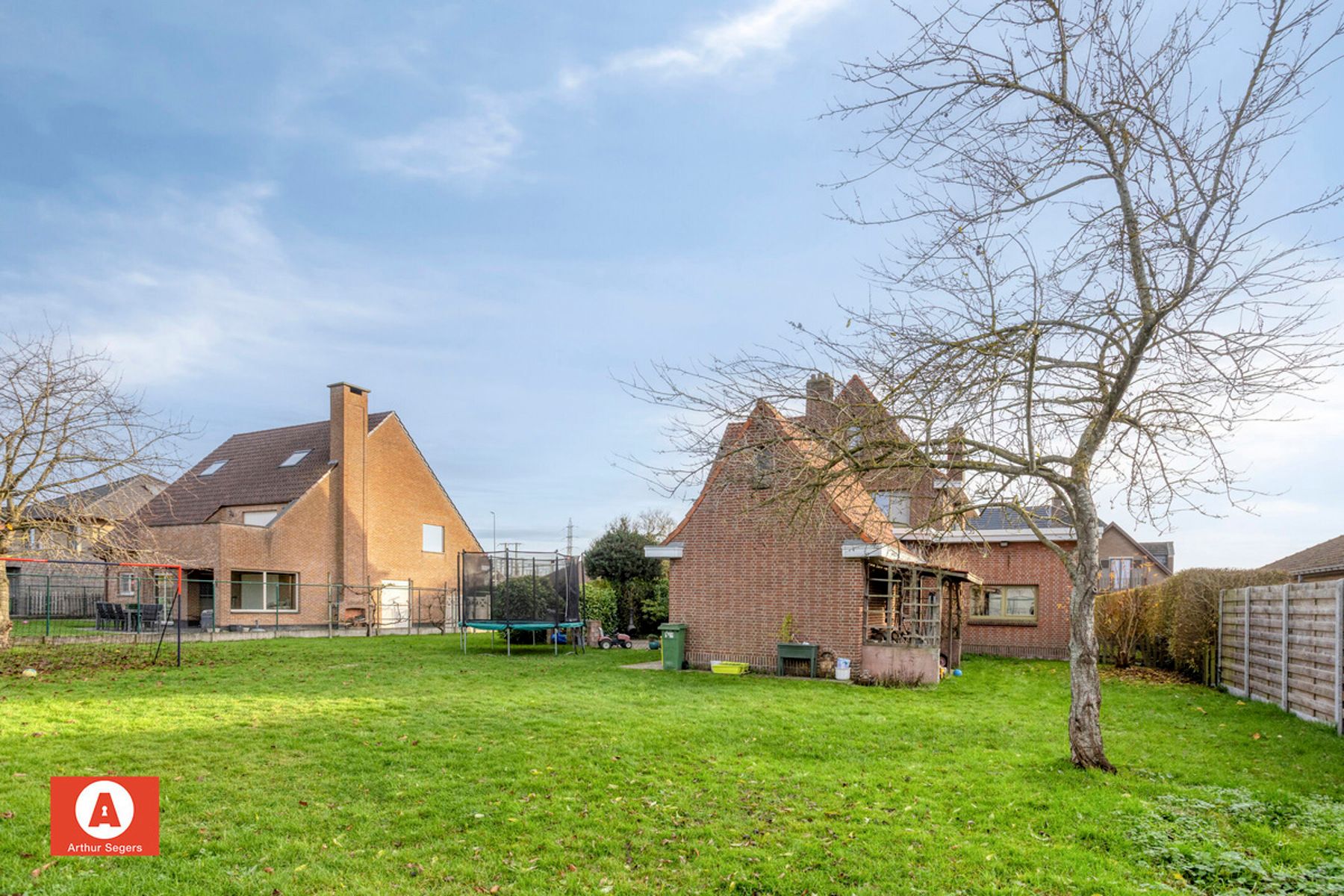 Karaktervolle open bebouwing met 5 slaapkamers en bureau foto 2