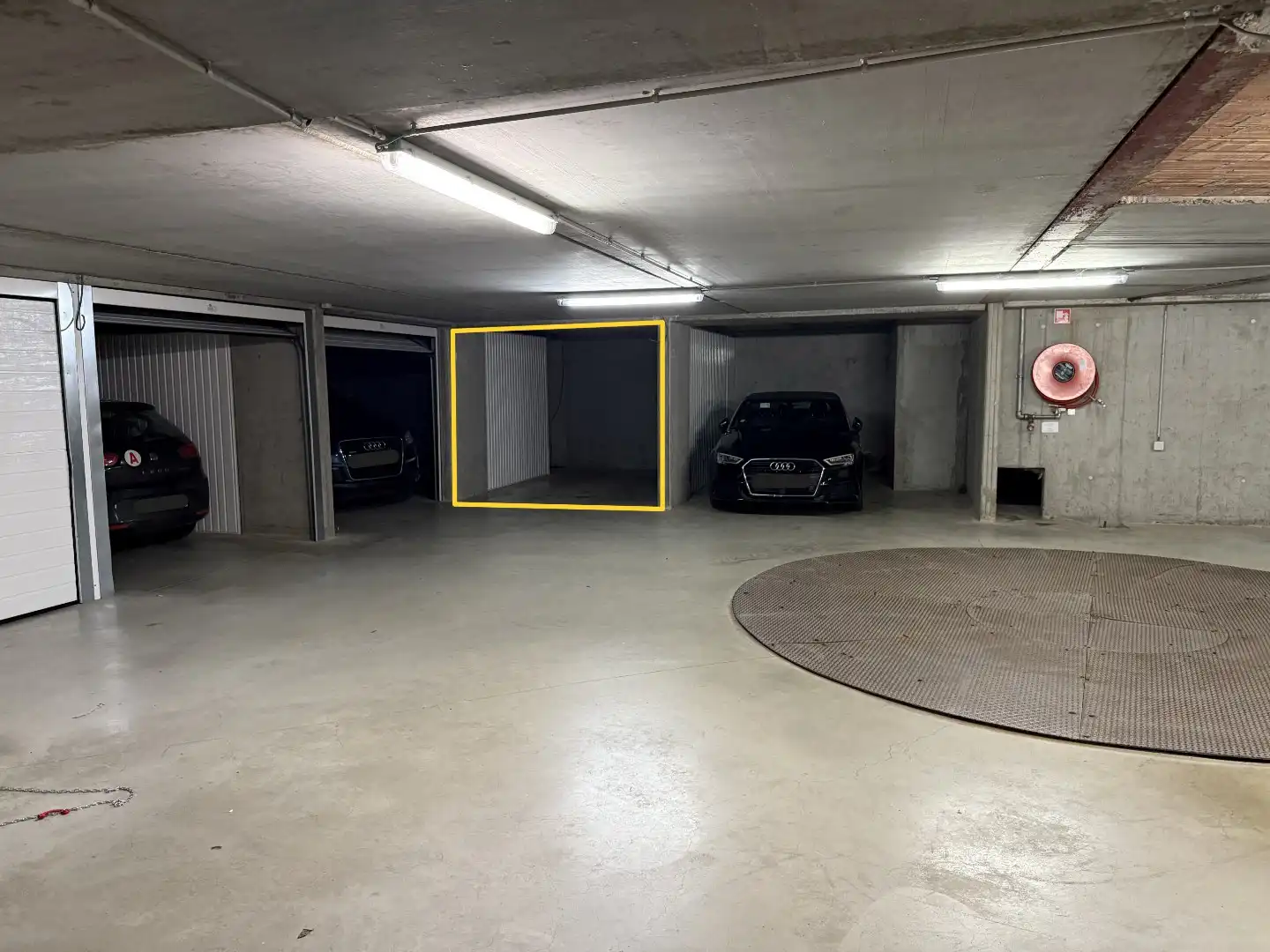 Ondergrondse garage op topligging in Brugge centrum! foto {{pictureIndex}}