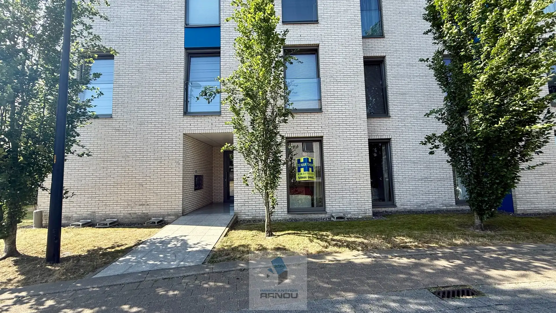 Centraal gelegen, gelijkvloers appartement met 2 slaapkamers en ruim terras met zicht op de Leie foto 3