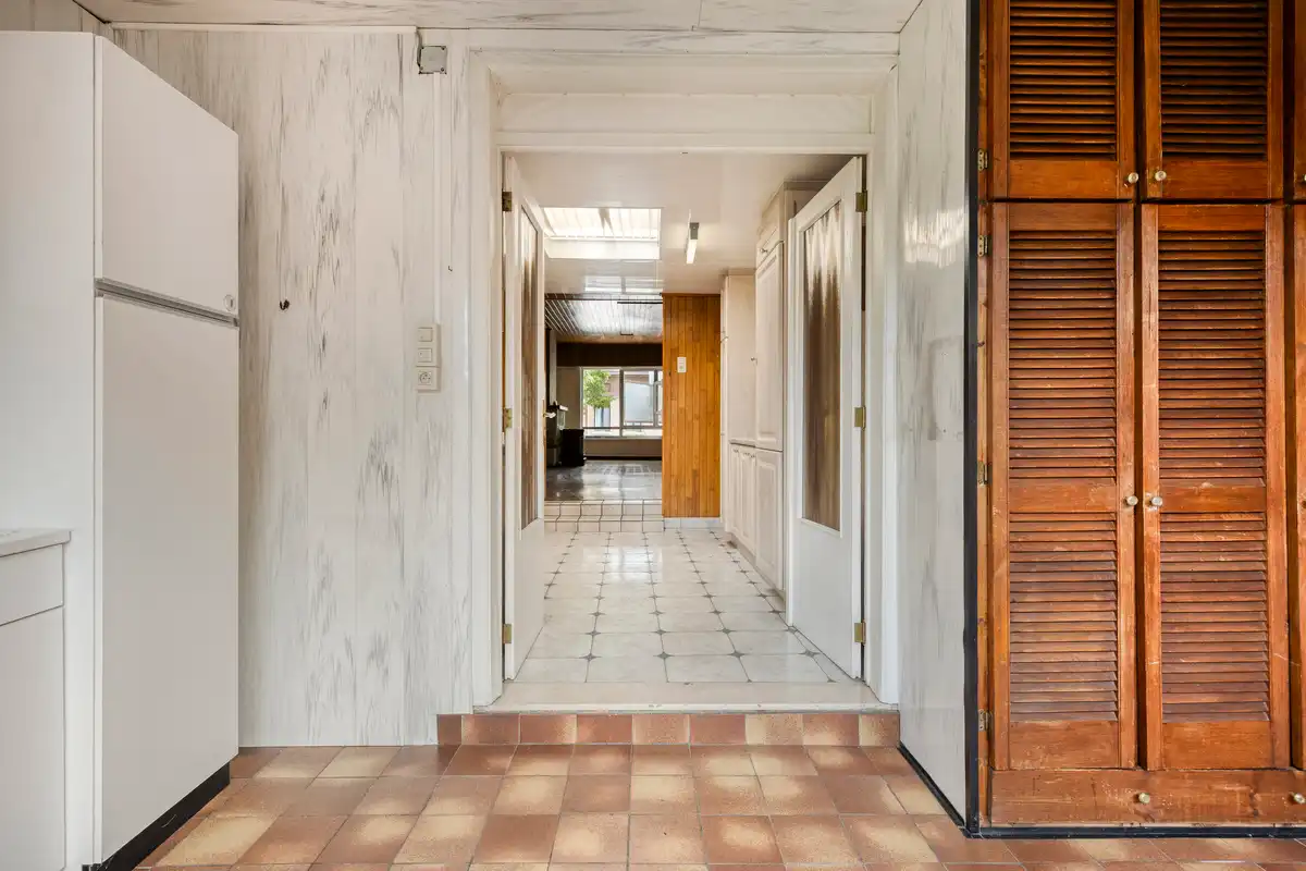 Te renoveren woning met grote garage foto 12