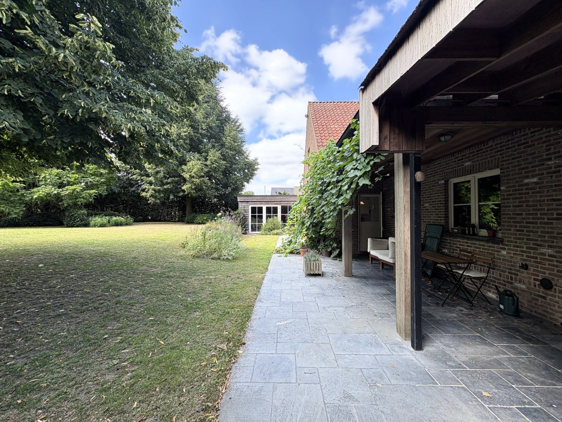 Rustig gelegen, alleenstaande woning met prachtige tuin foto 3