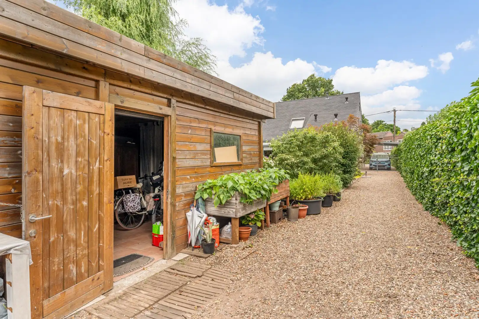 Zeer goed onderhouden en praktisch ingedeelde gezinswoning met 4 slaapkamers en prachtige tuin. foto 35