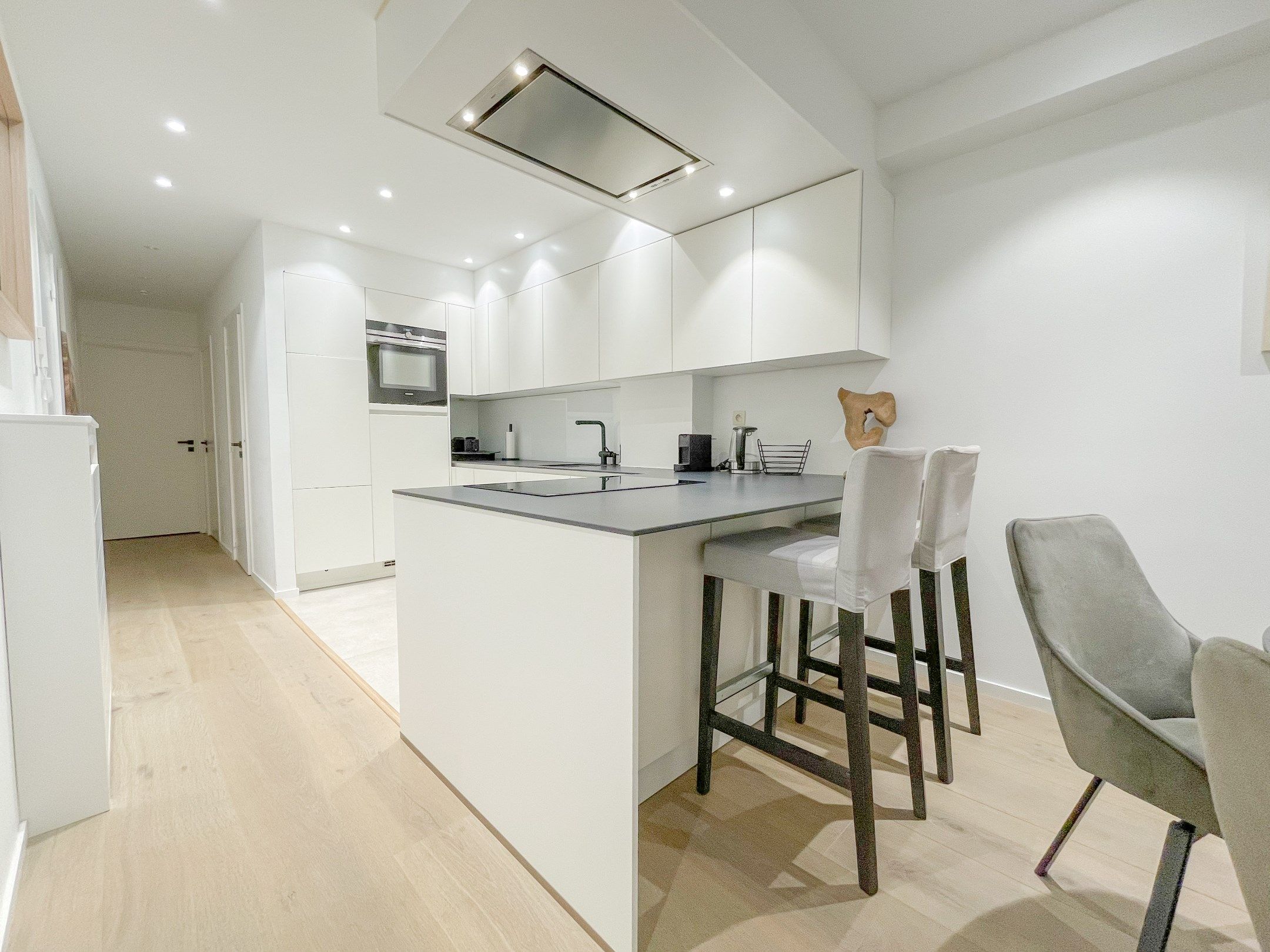 Stijlvol gerenoveerd appartement gelegen op een boogscheut van de zee. foto 7