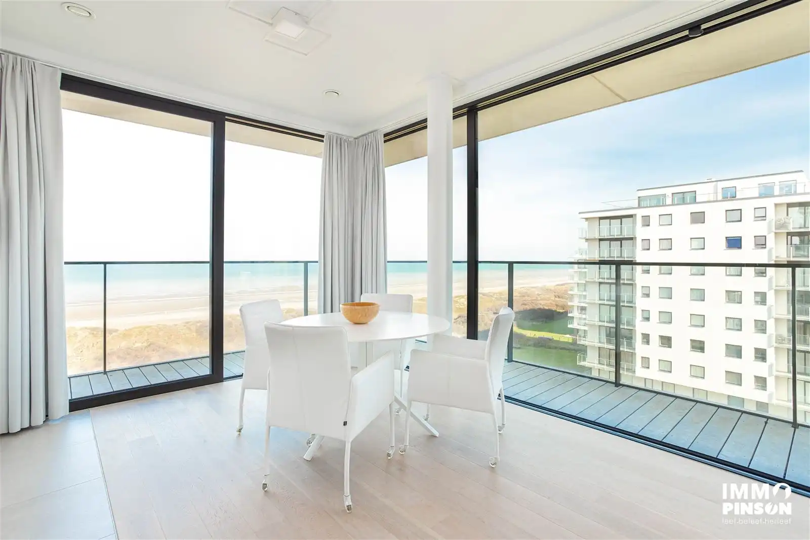 Lichtrijke assistentieflat met wijds zicht op zee, strand en duinen foto 3