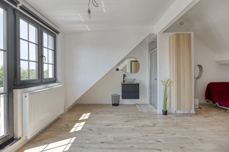 Volledig gerenoveerde woning foto 21