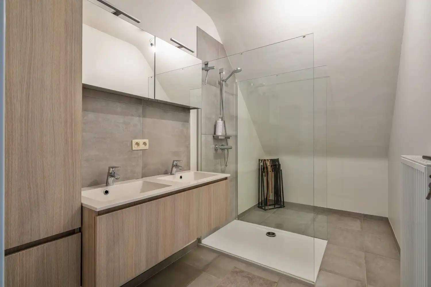 Recent ruim duplex appartement met 2 slpkrs en terras te Schriek foto 13