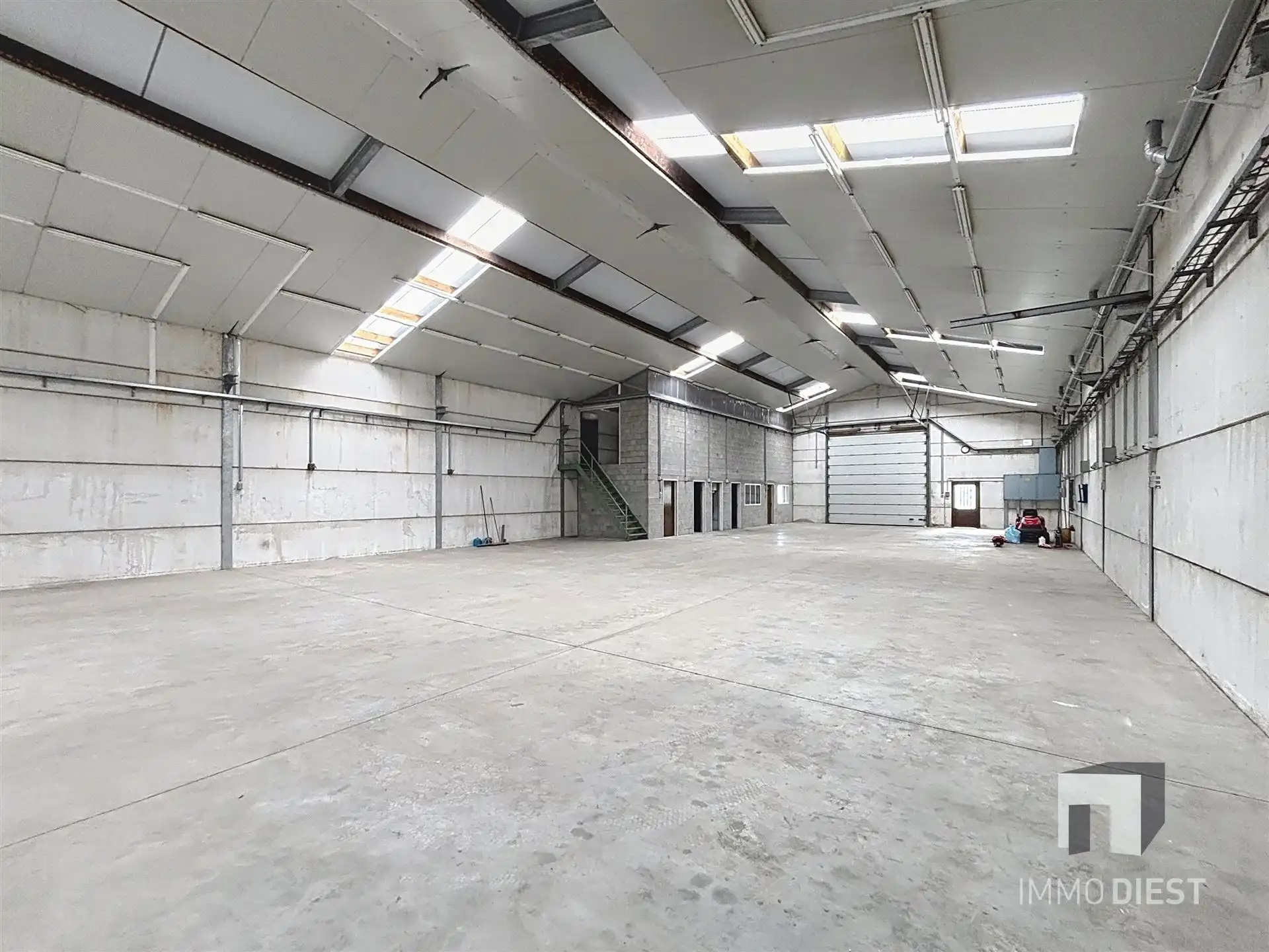 Magazijn met bureel en parking op toplocatie foto 6