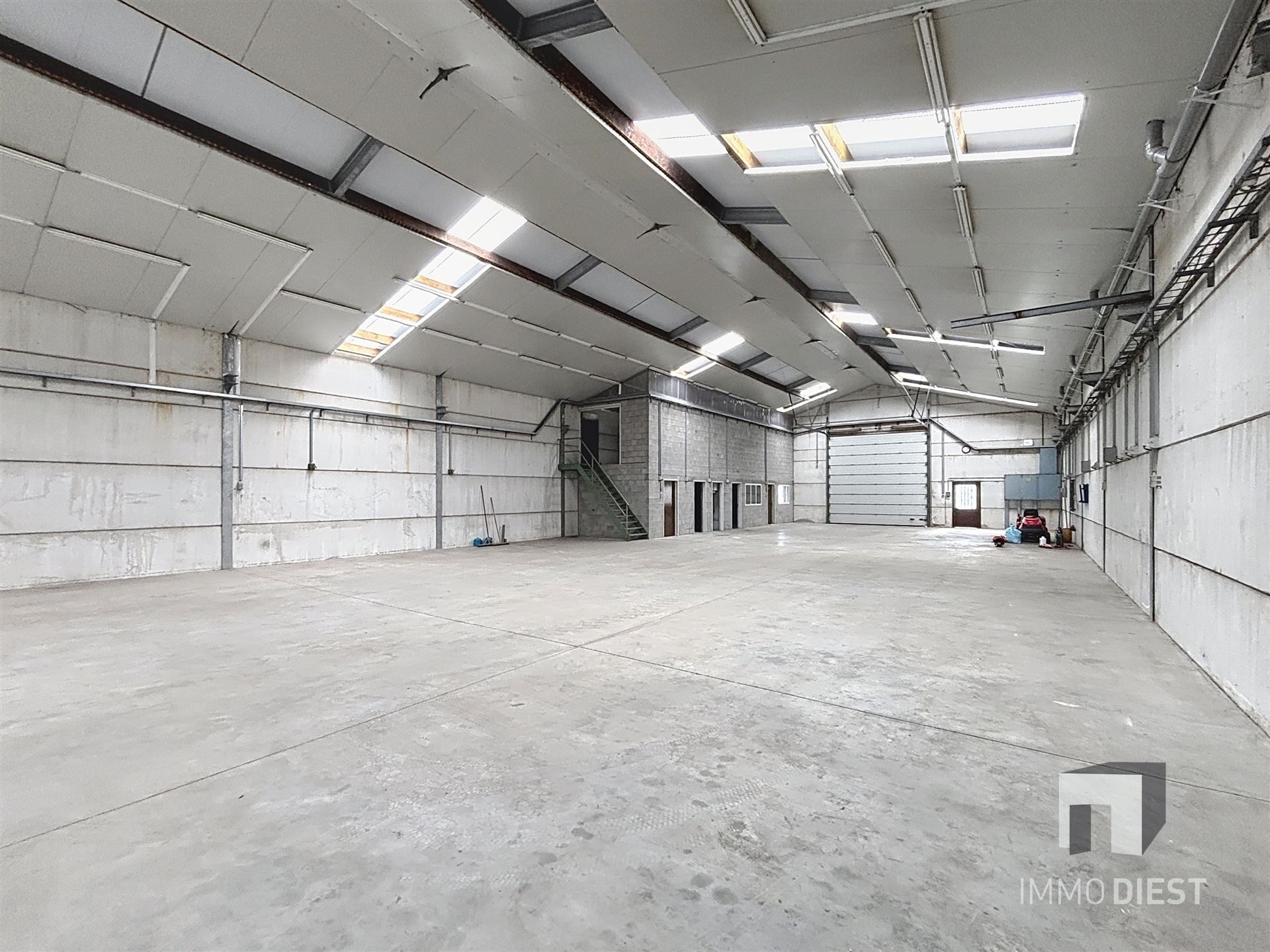 Magazijn met bureel en parking op toplocatie foto 6