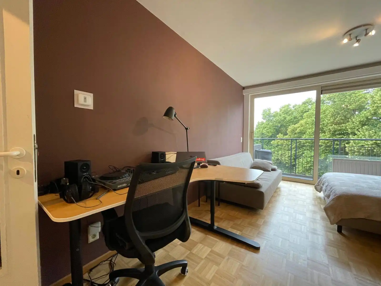 Ruime studio Leuven met groen verzicht foto 7