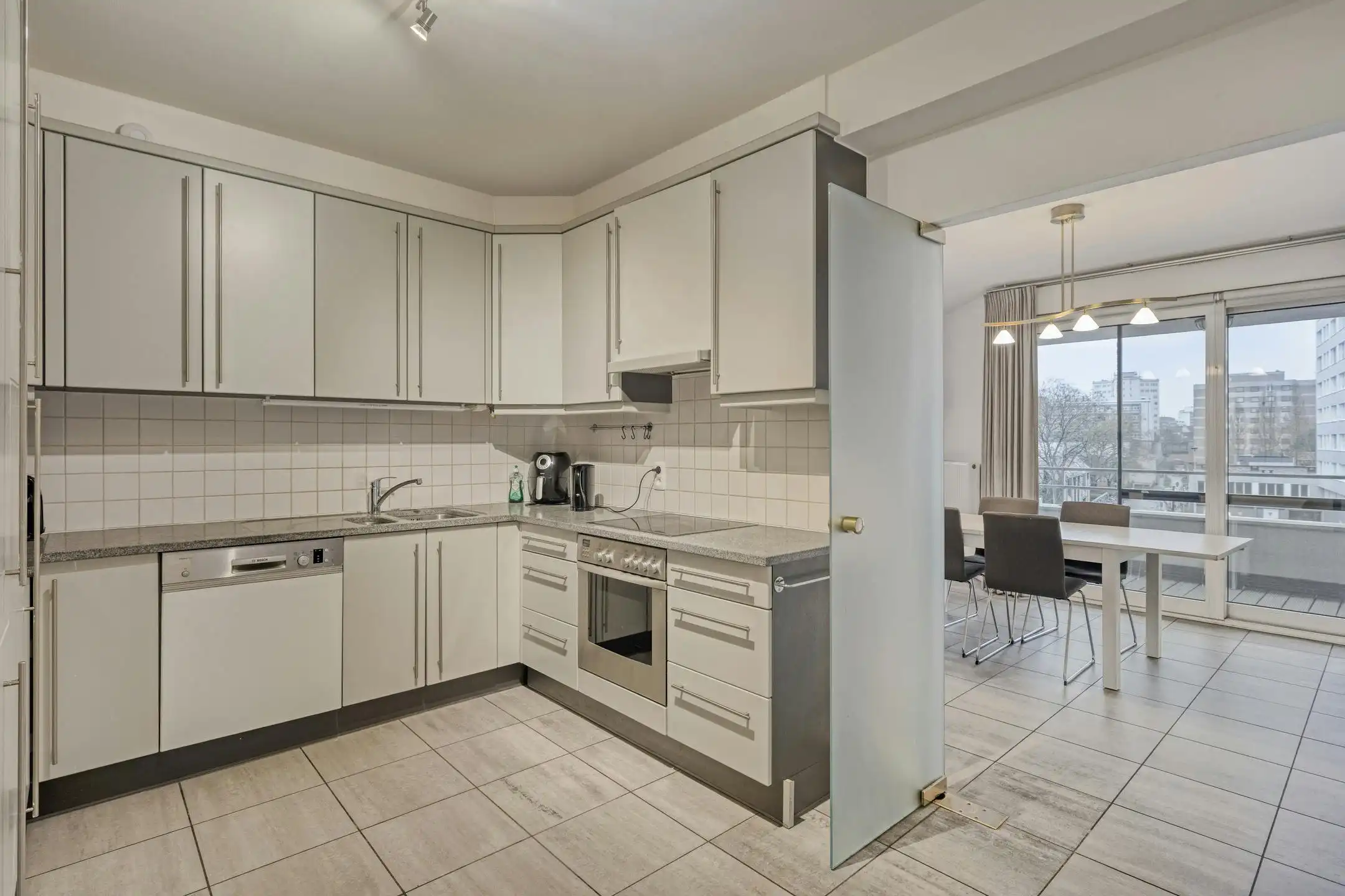 Ruim 3-slaapkamer appartement te koop aan de Eedverbondkaai foto 7