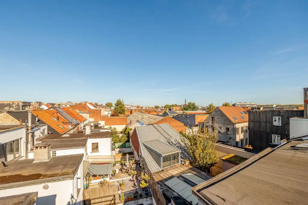 Uitzonderlijke woning met bijzonder magazijn foto 4