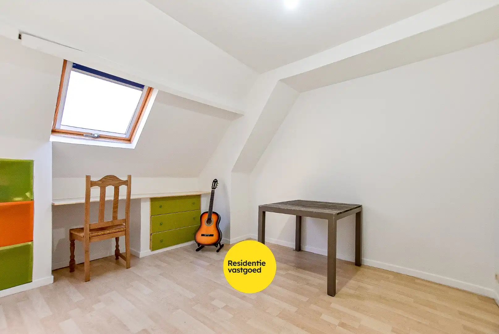 Gezellige halfopen woning met tuin en parking foto 12