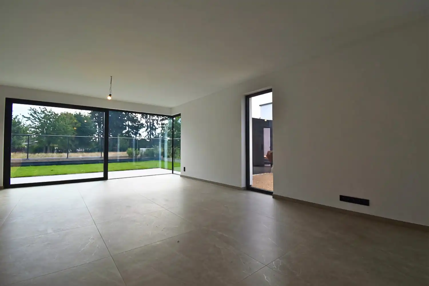 Ruime nieuwbouwwoning met 4 slaapkamers, garage en tuin nabij het centrum van Sint-Pieters-Leeuw foto 3