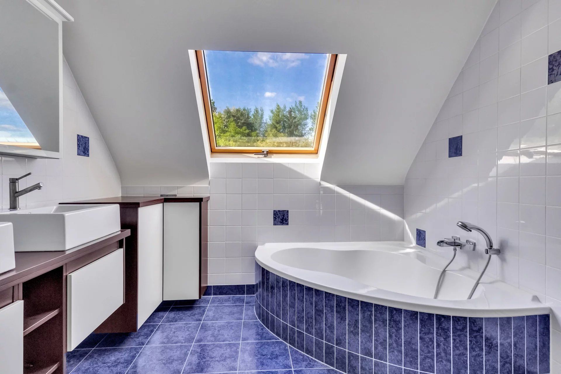 Ruime woning met zwembad op mooi groot perceel foto 30