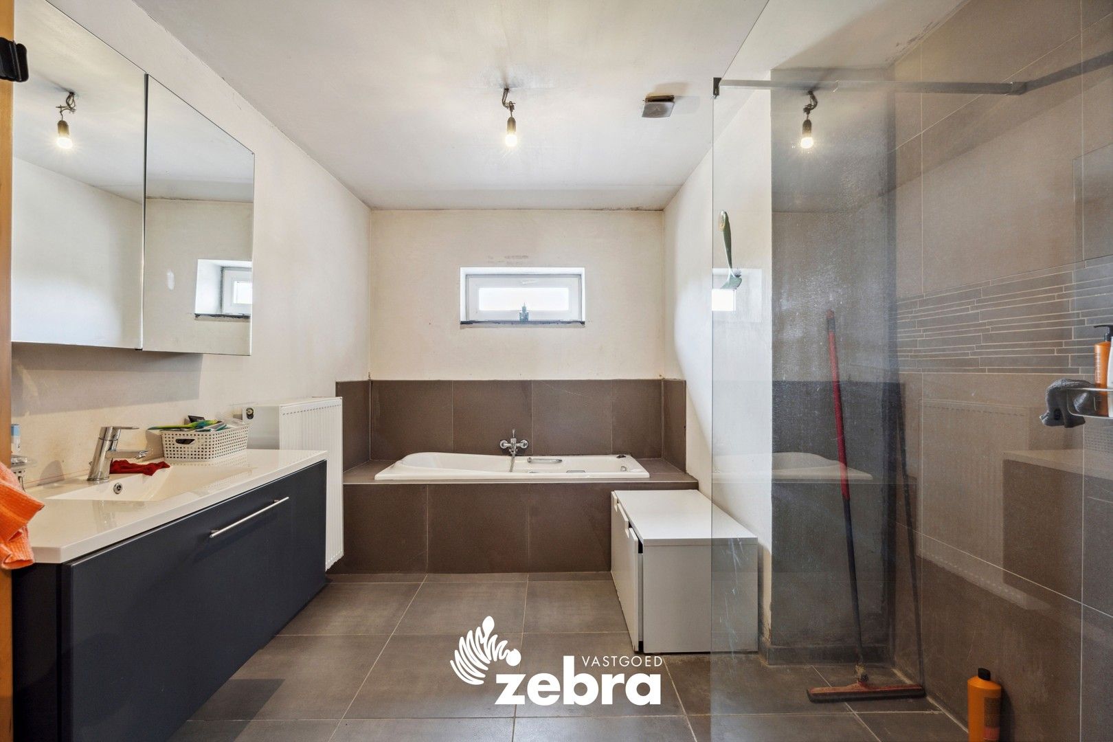 Instapklare woning met drie slaapkamers en loods op een toplocatie te Izegem! foto 13