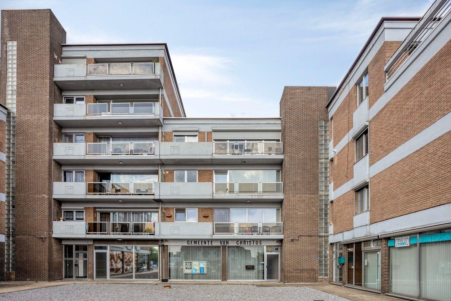 Ruim appartement met 3 slaapkamers en 3 terrassen op de bovenste verdieping in hartje Rekem ! foto 2