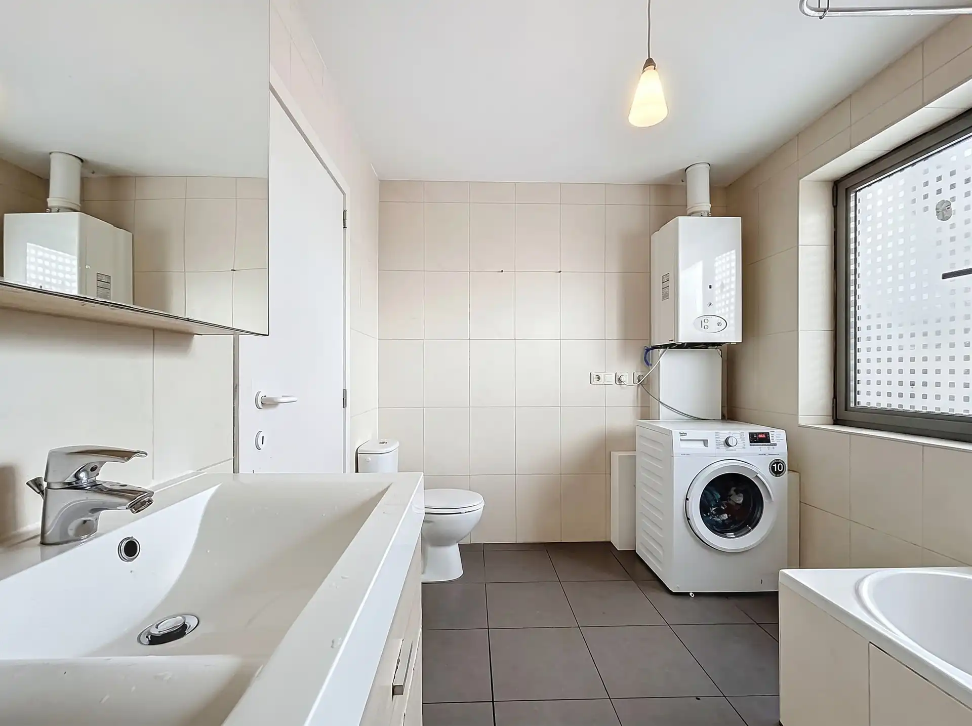 Recent 3-slaapkamer appartement met staanplaats op centrale ligging! foto 9