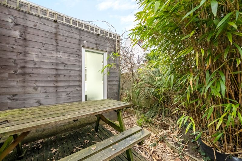 Roeselare-stadsrand. Zeer grote vernieuwde tussenwoning met 4 slaapkamers en tuin. Maar liefst  195m2 woonplezier / dubbel groot. Centraal gelegen. foto 13