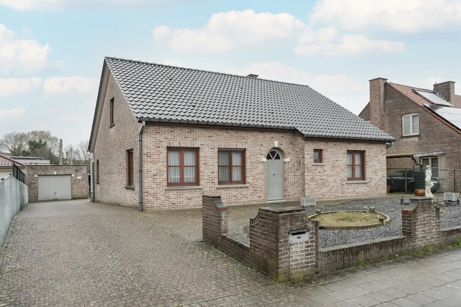 Hoofdfoto van de publicatie: Mooie vrijstaande woning te koop vlakbij het centrum met 4 slaapkamers rustig gelegen op 10a10ca.