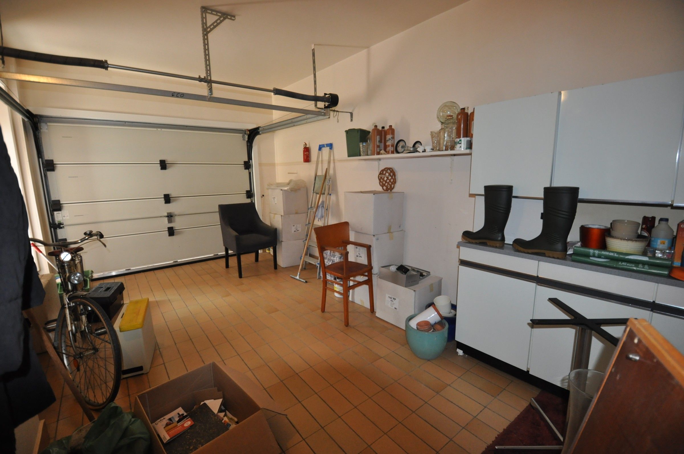 Ruime woning met veel potentieel en grote tuin ! foto 24