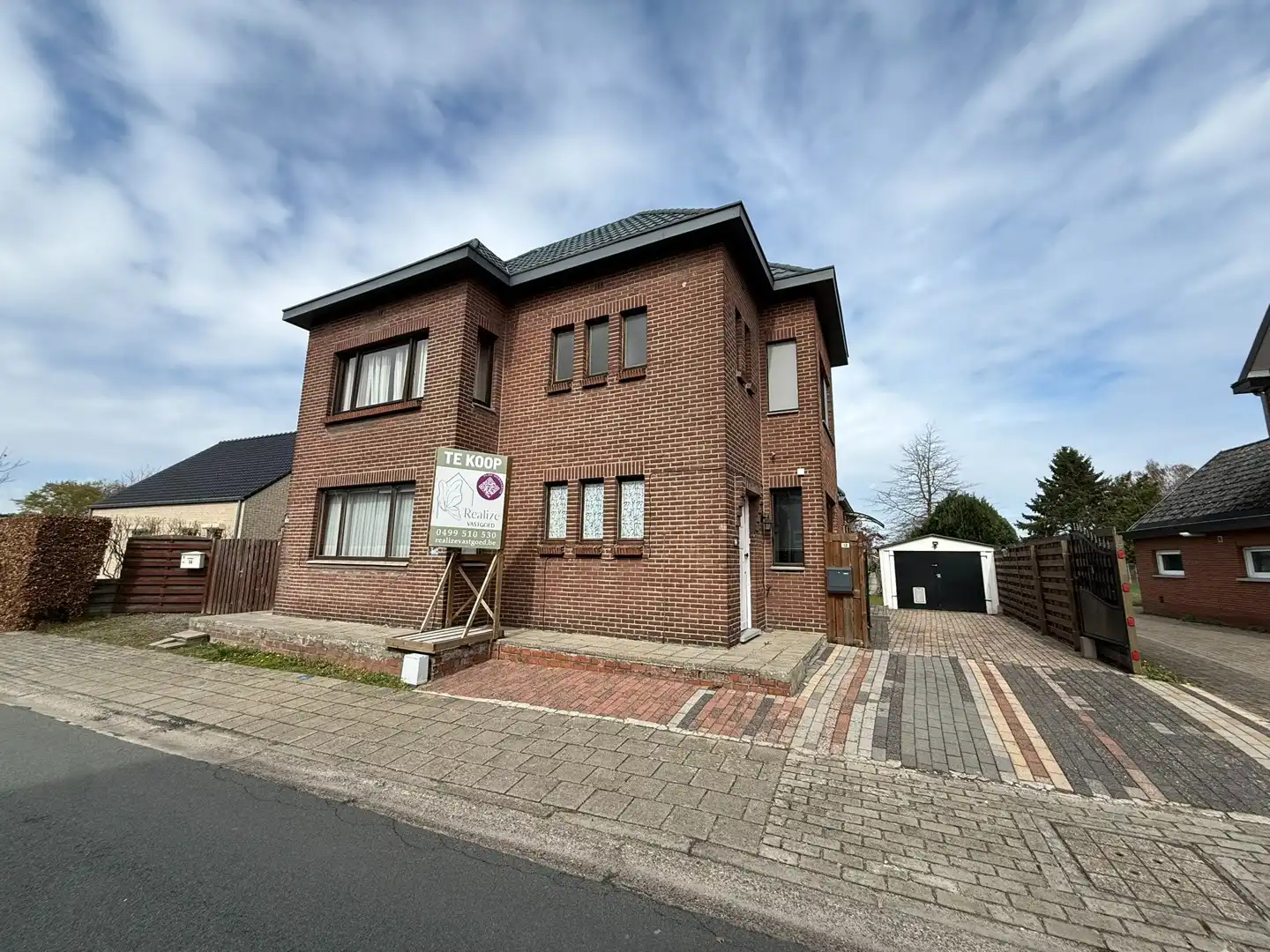 Opbrengsteigendom bestaande uit 2 halfopen woningen met garage en tuin te Hechtel. foto 2