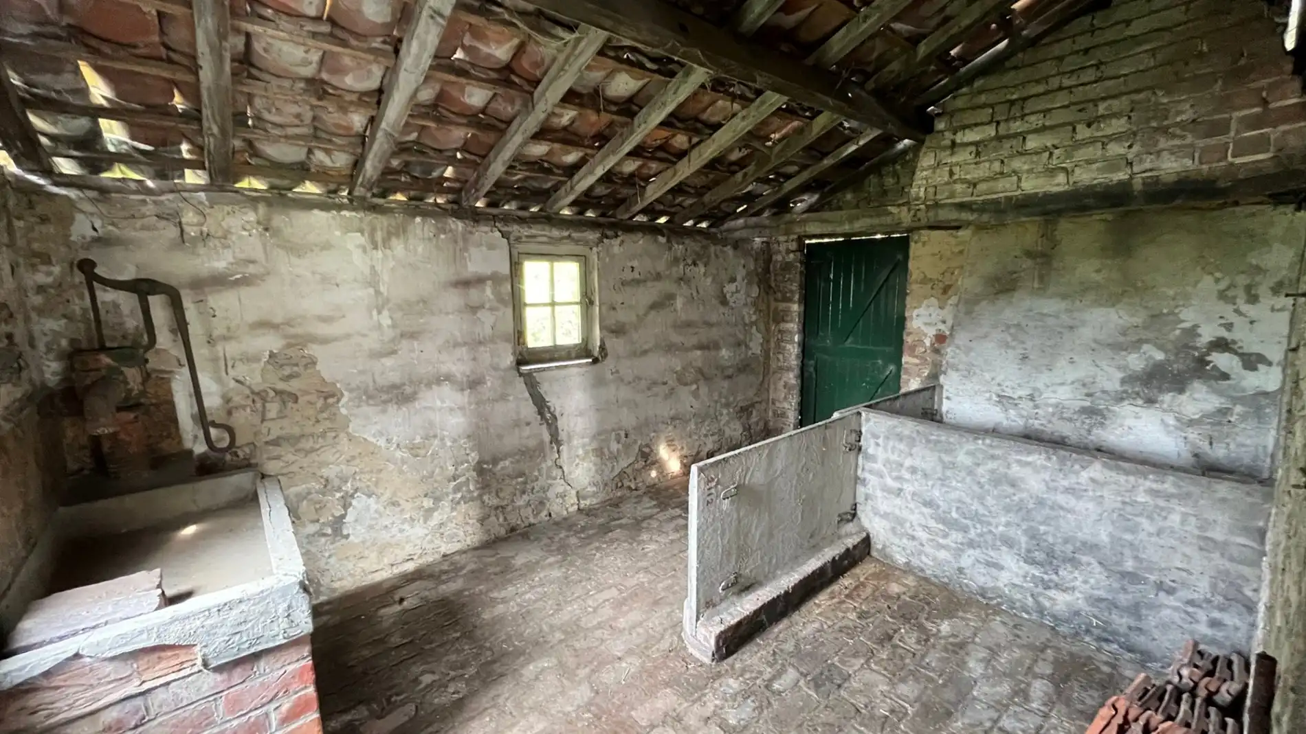 Ruime woning met een grote tuin foto 25