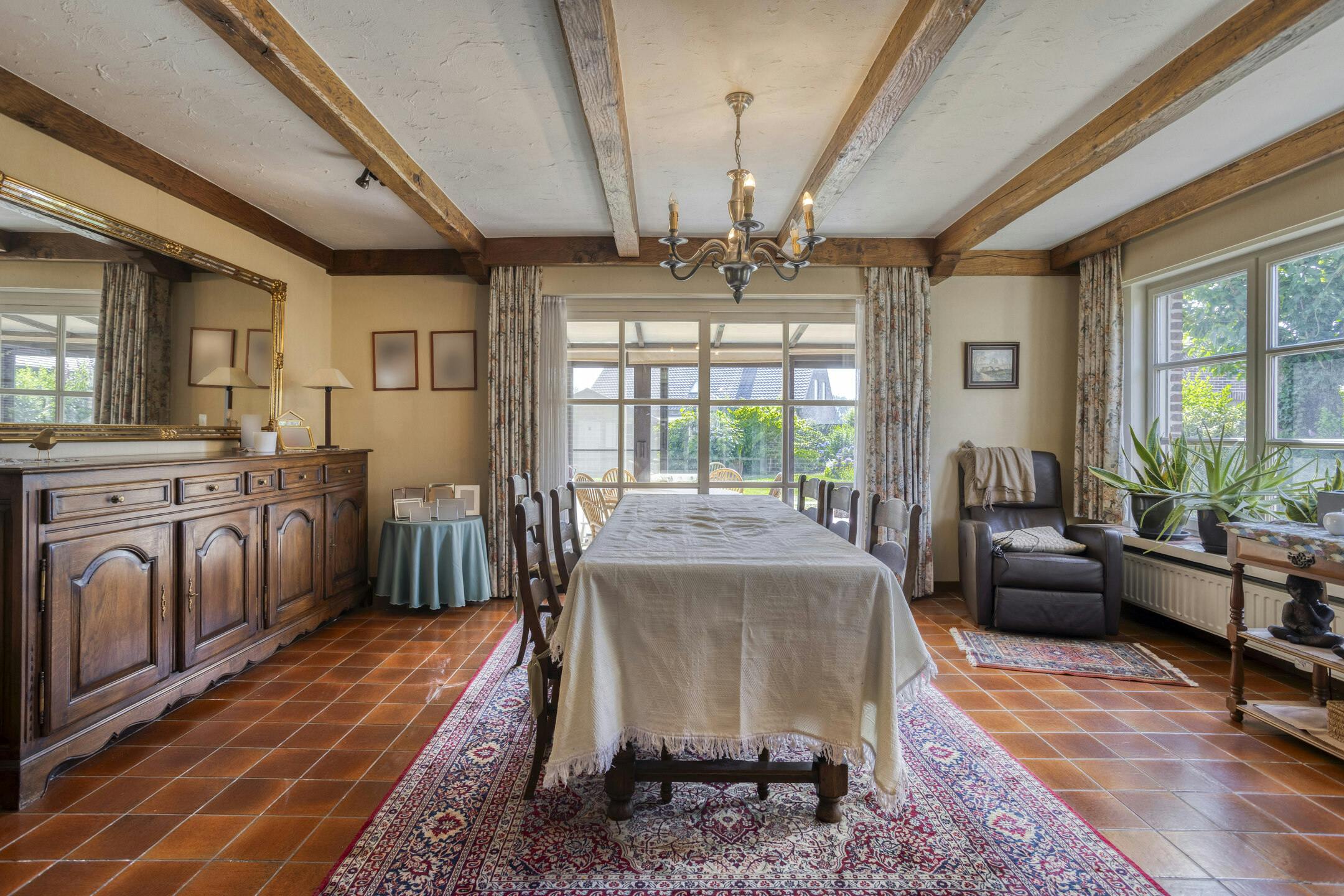Karaktervolle villa op ruim perceel te koop in Roeselare foto 4