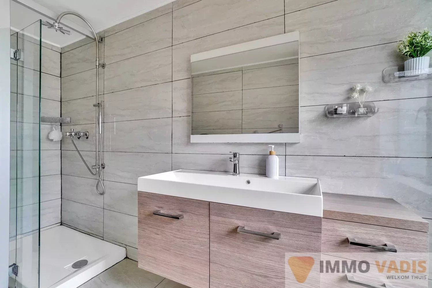 Gerenoveerde gezinswoning met vier slaapkamers foto 7