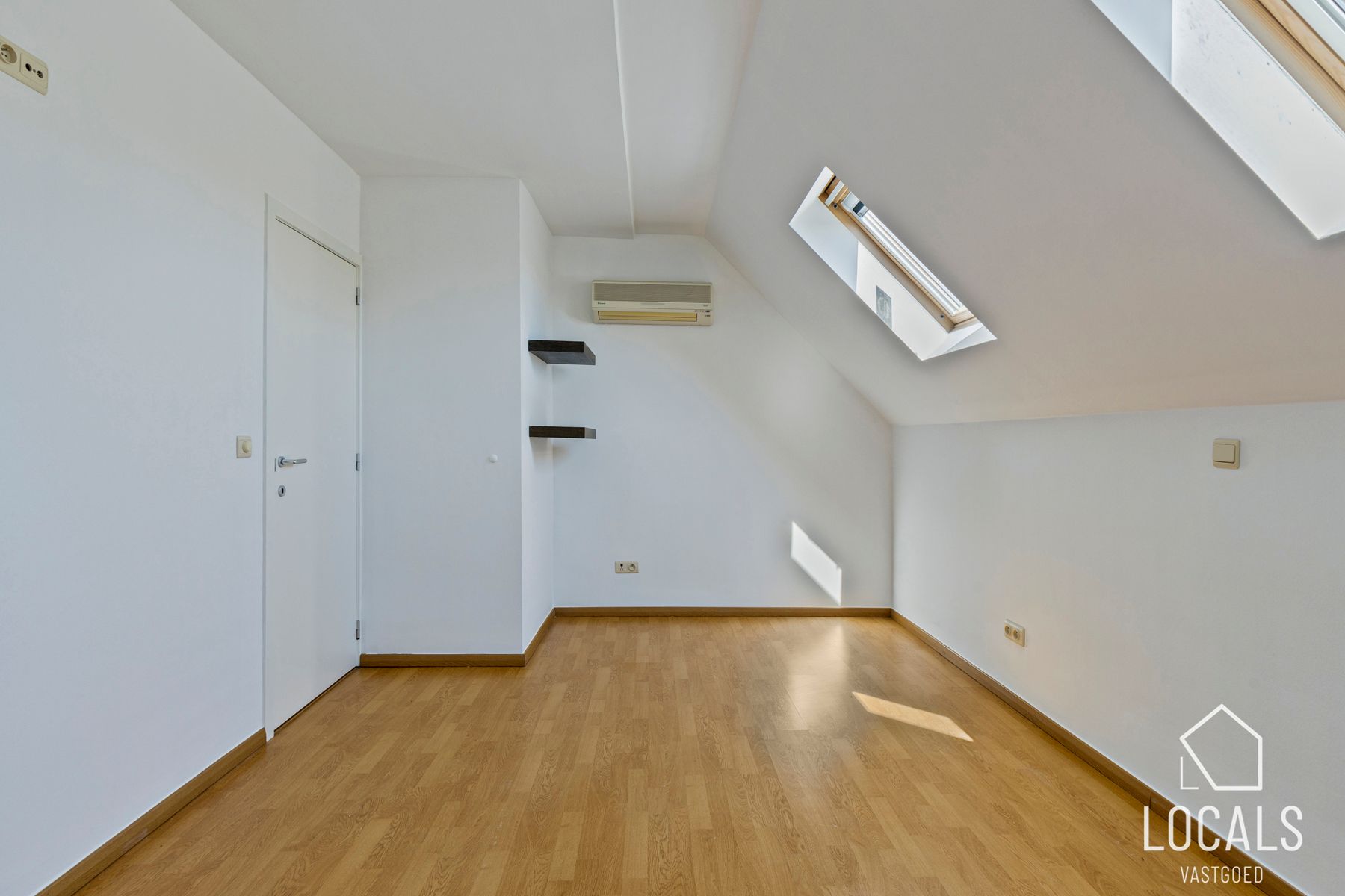 Instapklaar duplexappartement met 2 terrassen, 2 garageboxen foto 13