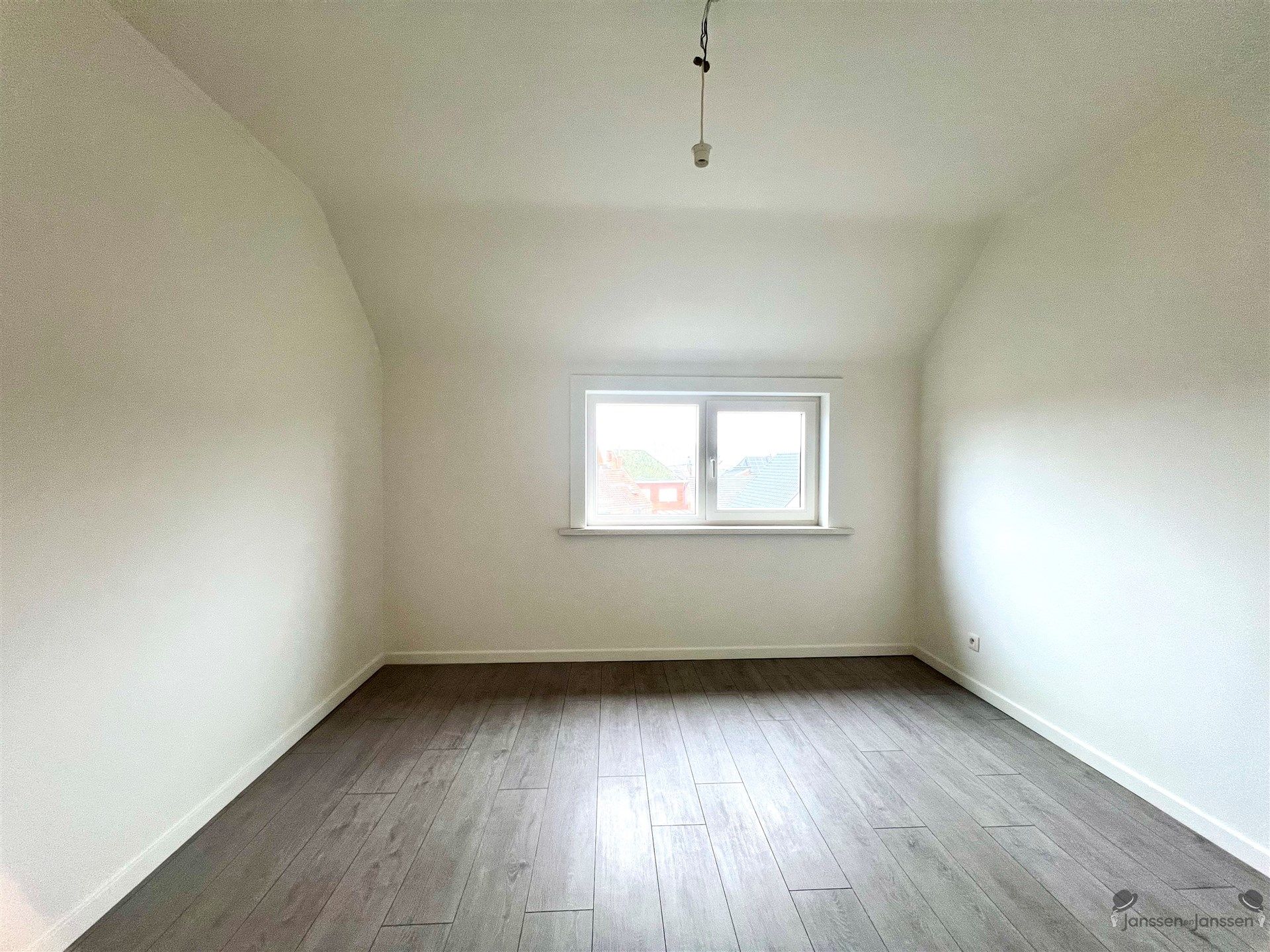 Gerenoveerd duplexappartement met 2 slpkmrs foto 16