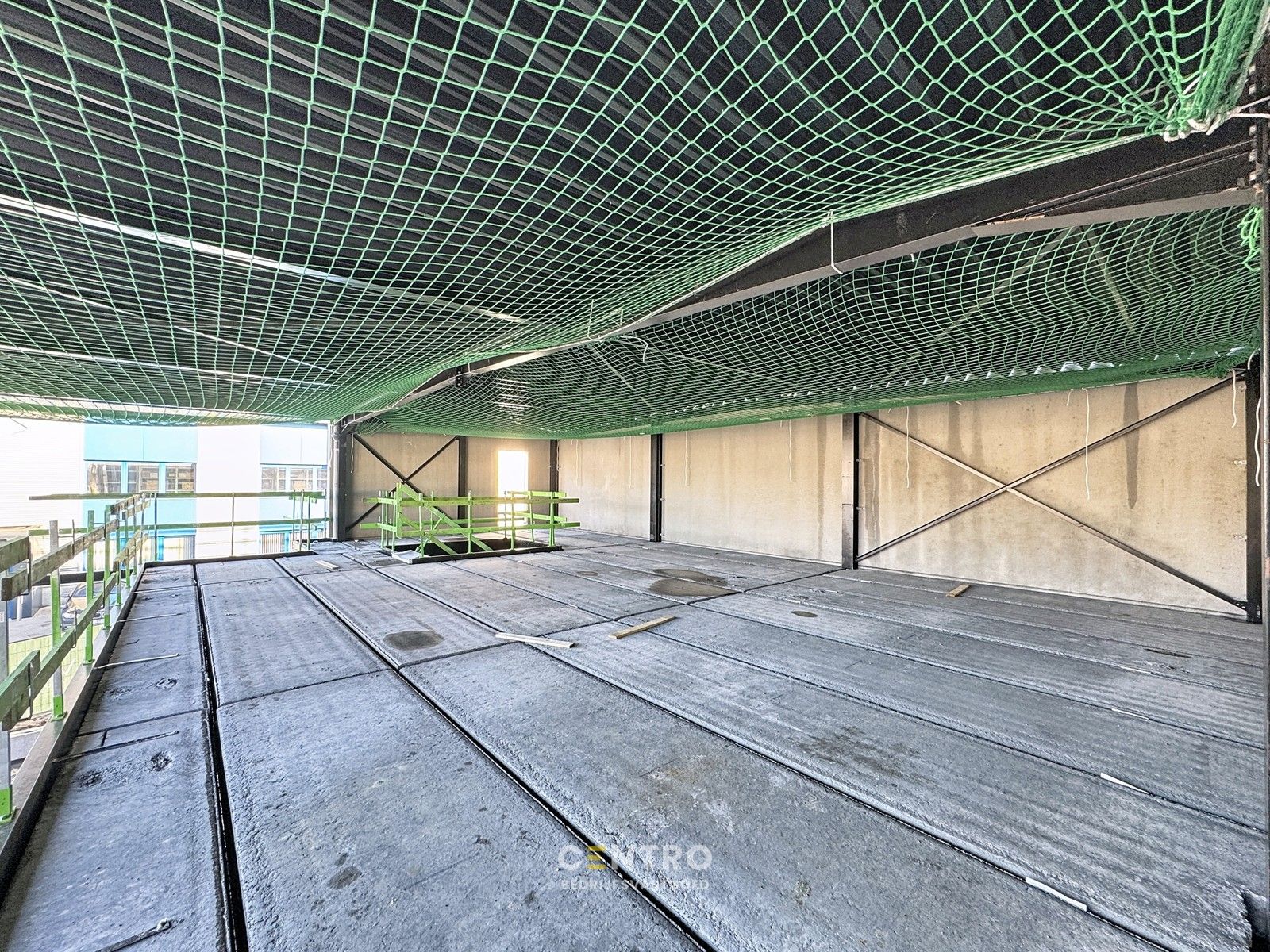 NB KANTOORRUIMTE / TOONZAAL (223m²) met verdieping (148,5m²) en private parkeerplaatsen voor de deur. Op industriezone "Herdersbrug" te 8000 Brugge. foto 2