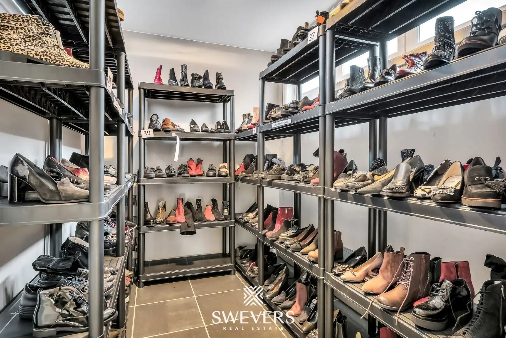 Instapklaar handelspand met ruime opslag en uitstekende visibiliteit in centrum Beringen foto 22